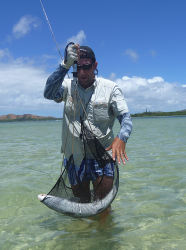 histoire de pêche,énorme bonefish à la mouche,bonefish de nouvelle calédonie,beonfish trophée,gros bonefish,jean-baptiste vidal moniteur-guide de pêche,enjoy fishing